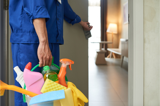 Reinigungsdienst Hamburg – Reinigungskraft mit professionellen Putzmitteln.