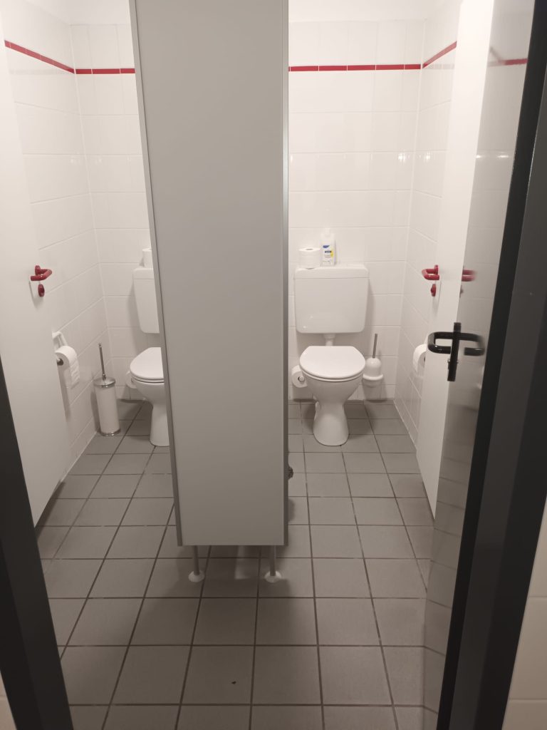 Sauberer Sanitärbereich im Büro in Hamburg