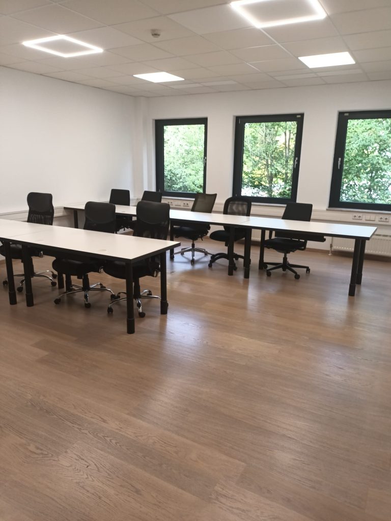 Bezugsfertiger Konferenzraum nach der Bauendreinigung in Hamburg