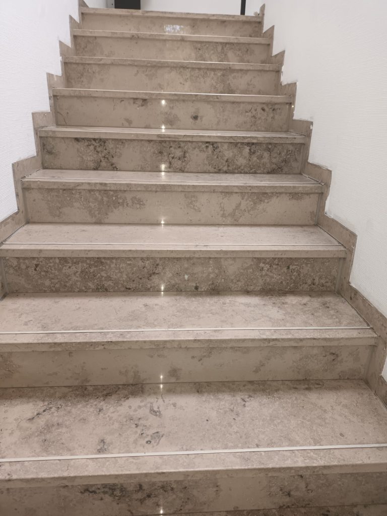 Gepflegtes Treppenhaus in einem privaten Wohnhaus in Hamburg