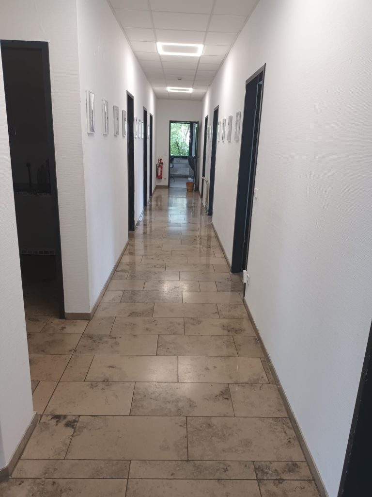 Sauberer Flur in einem regelmäßig gereinigten Büro in Hamburg
