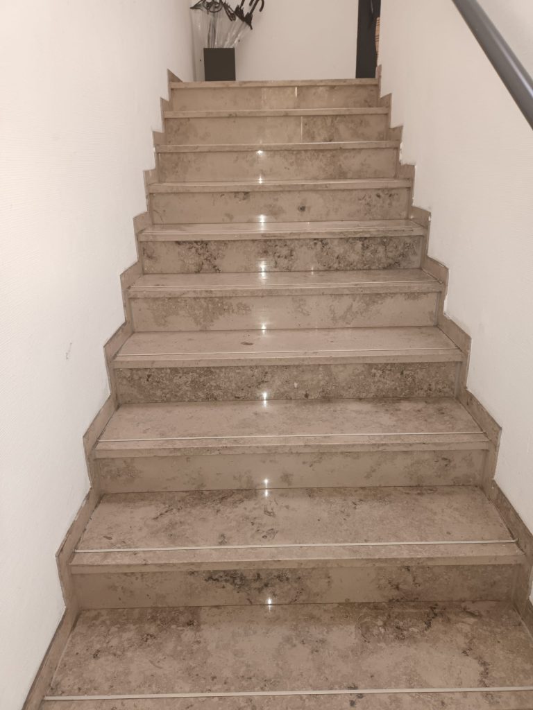 Glänzende Treppe nach der Grundreinigung in Hamburg