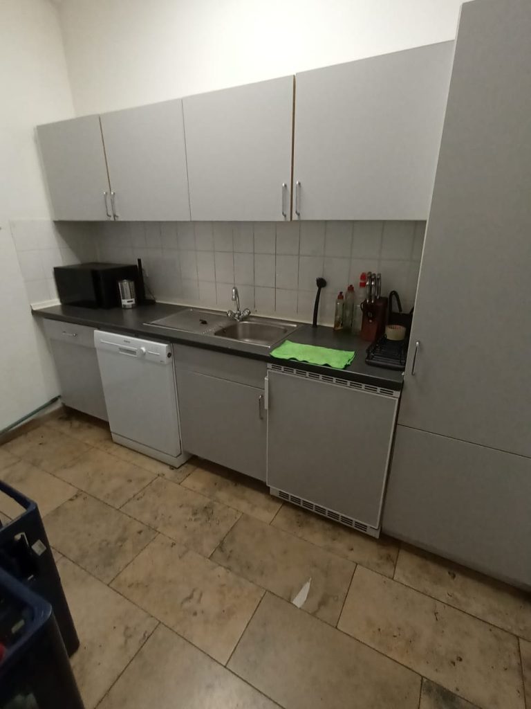 Büroküche mit umweltfreundlichen Reinigungsmitteln in Hamburg