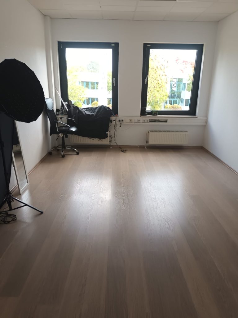 Büroraum mit gepflegtem Holzboden: Hartboden-Grundreinigung in Hamburg