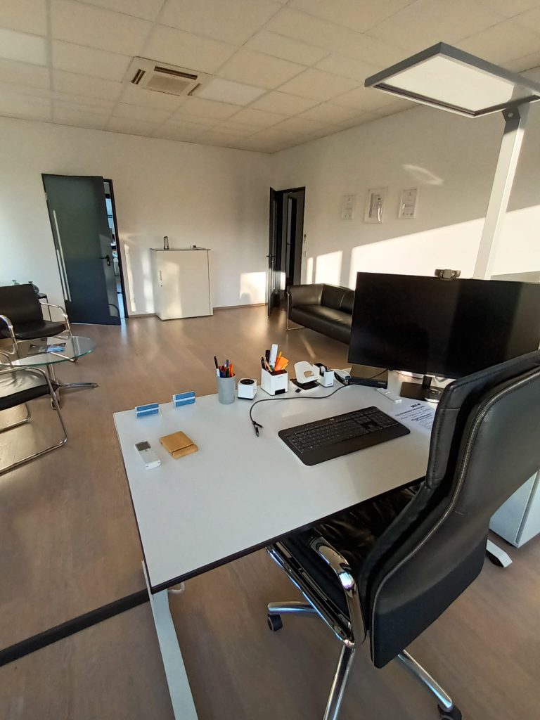 Aufgeräumter Arbeitsplatz nach der Büroreinigung in Hamburg-Harburg
