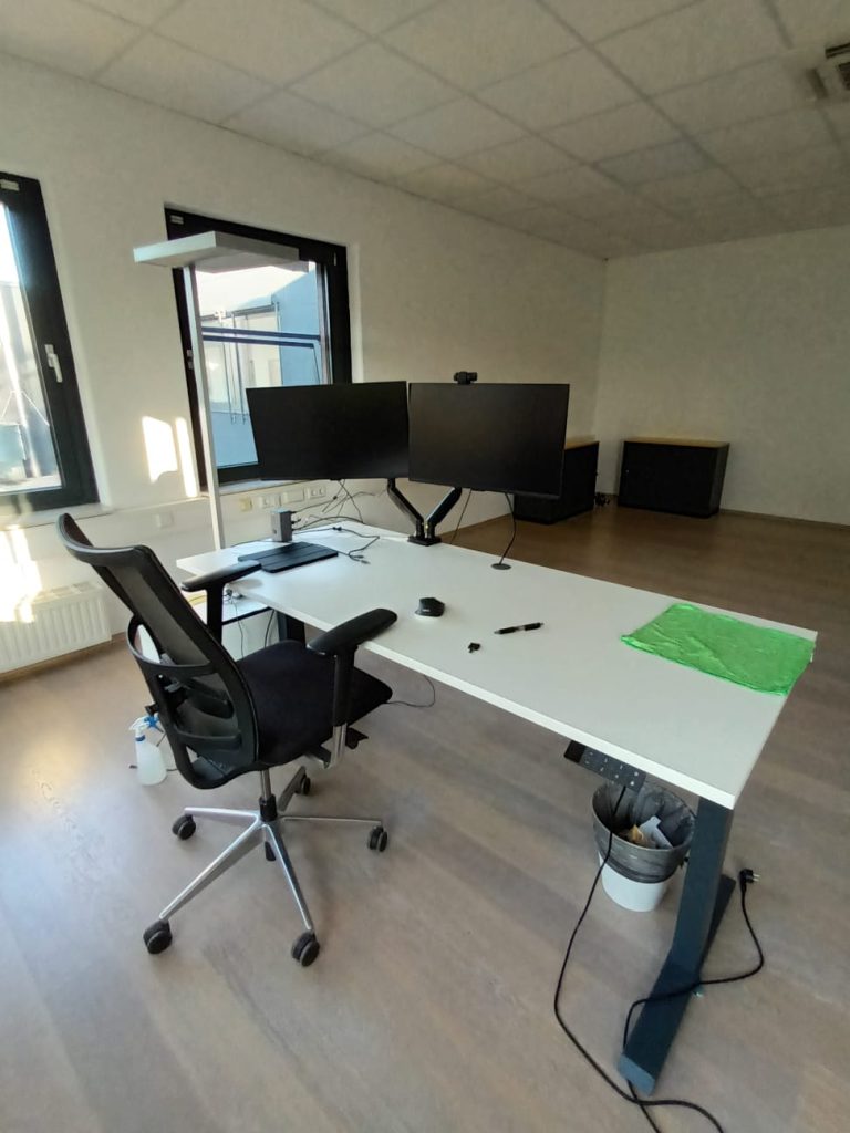 Aufgeräumter Arbeitsplatz mit Stehtisch nach der Büroreinigung in Hamburg