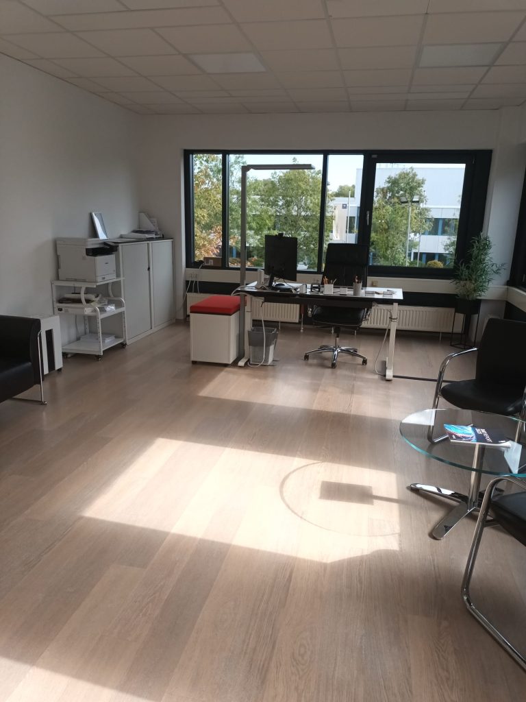 Elbreiniger Reinigungsdienst im Einsatz in einem Büro in Hamburg