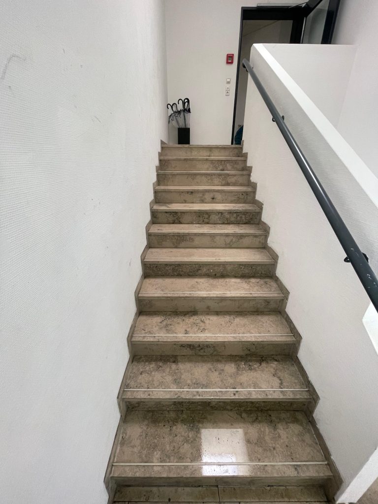 Gereinigte Treppe aus Naturstein in einem Hamburger Bürogebäude