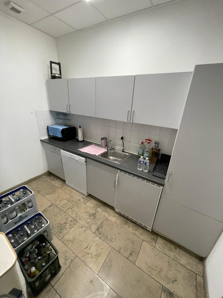 Gereinigte Teeküche in einem Hamburger Büro mit Spüle und Arbeitsfläche