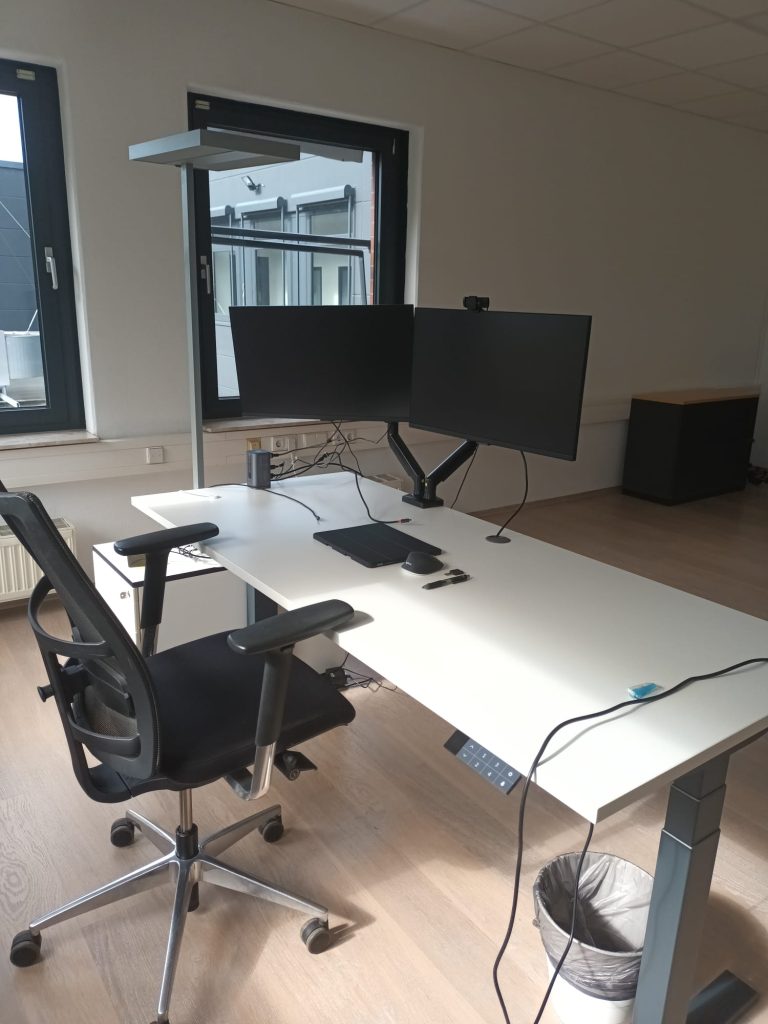 Sauberer Arbeitsplatz mit zwei Monitoren nach der Büroreinigung in Hamburg City Nord