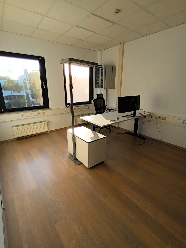 Aufgeräumter Arbeitsplatz nach der Büroreinigung in Hamburg