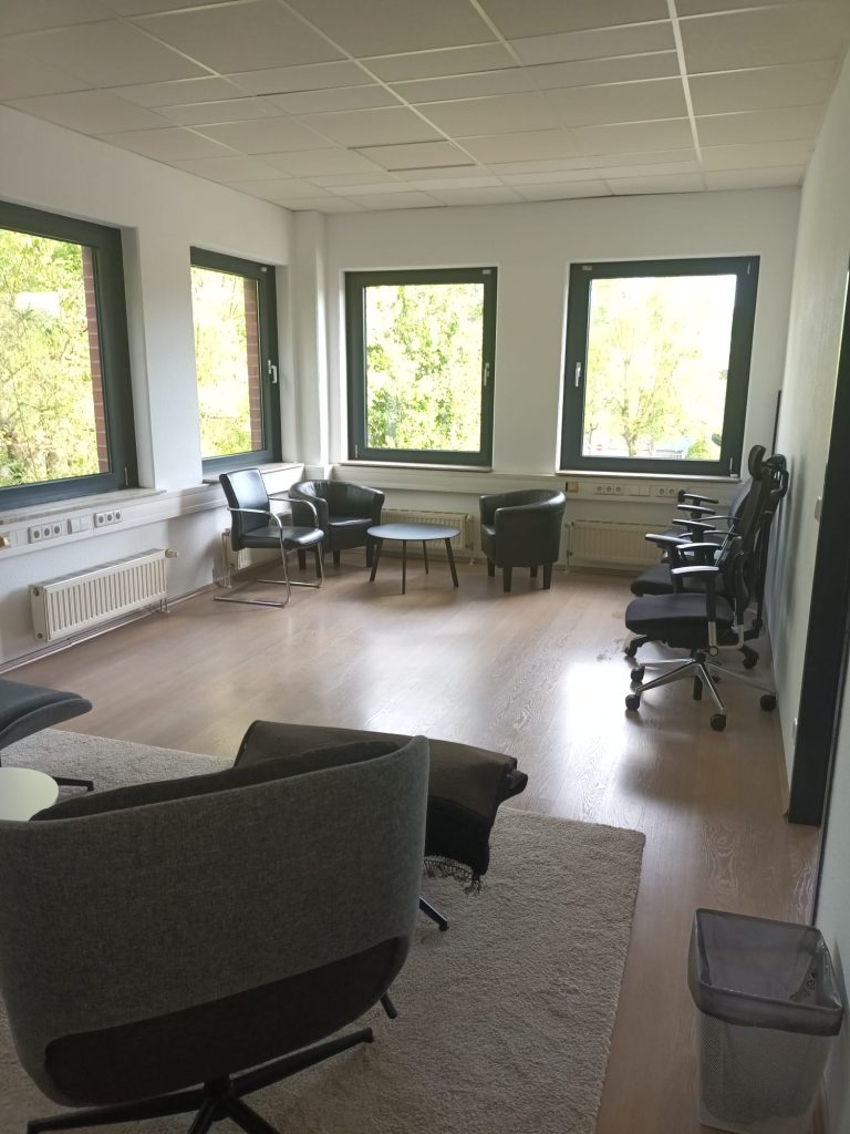 Heller Aufenthaltsbereich nach der Büroreinigung in Hamburg-Bergedorf