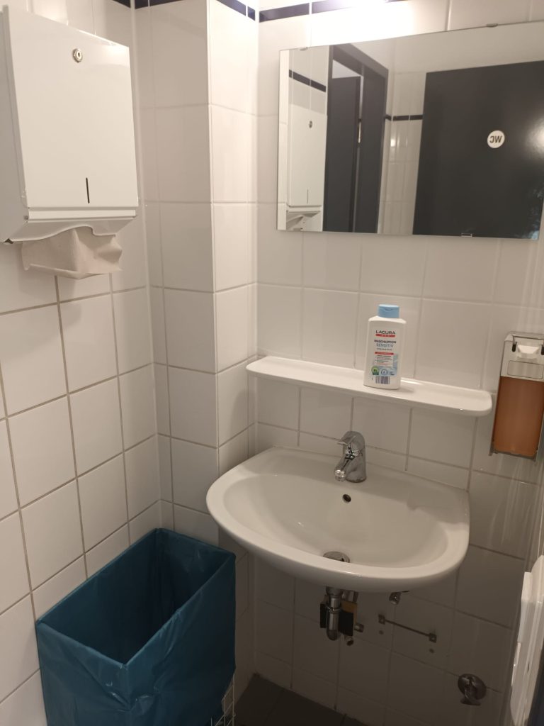 Hygienisch sauberer Waschbereich nach der Praxisreinigung in Hamburg
